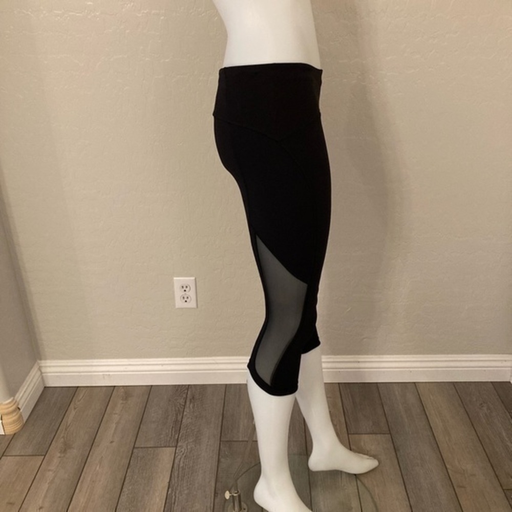 Lululemon High Rise Cropped Back Leg Mesh Leggings Size 6